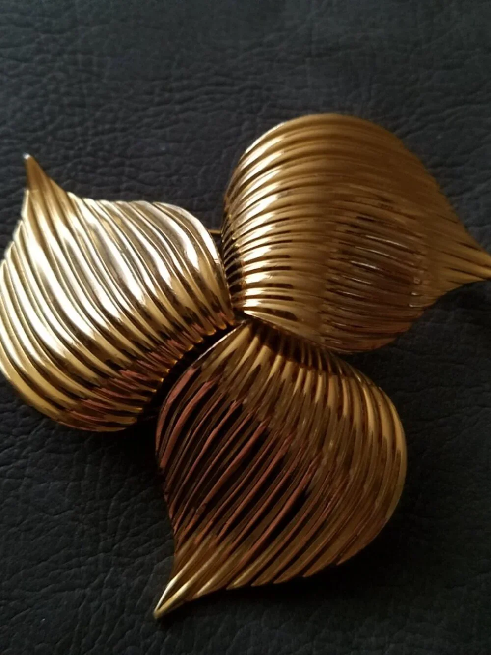 Vintage Sarah Coventry Trillium Goldtone Brooch